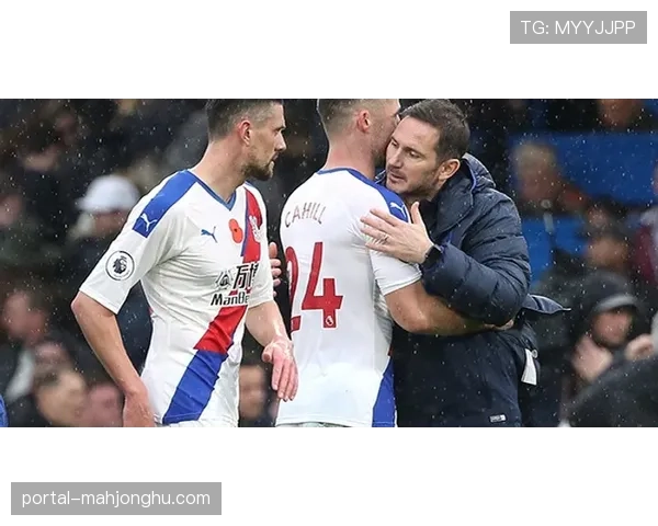 “特写:终场哨响,切尔西少帅马雷斯卡与波切蒂诺的惺惺相惜之握” “特写:终场哨响,切尔西少帅马雷斯卡与波切蒂诺的惺惺相惜之握”